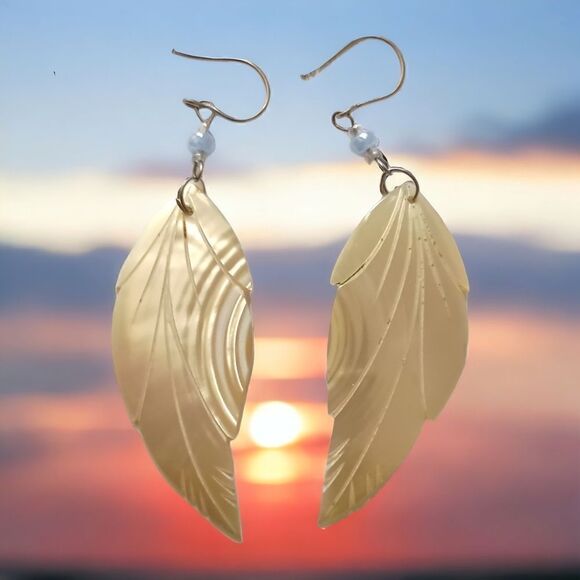 Mother of Pearl Leaf Dangle Earrings Beachy Coastal Silver Tone Pierced Bohemian - Picture 1 of 15